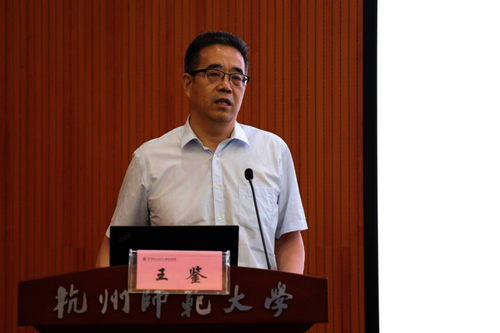 7教育部长江学者特聘教授、现金网
王鉴教授做学术讲座