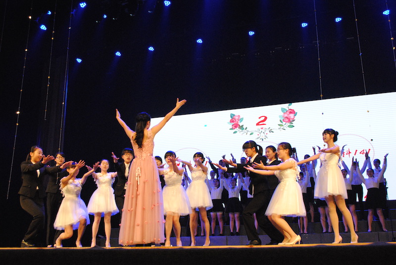 图为文科141班合唱表演.JPG